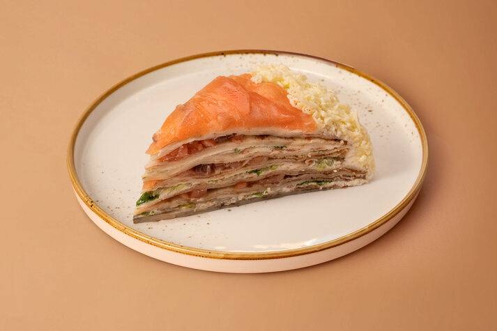 Торт блинный с лососем