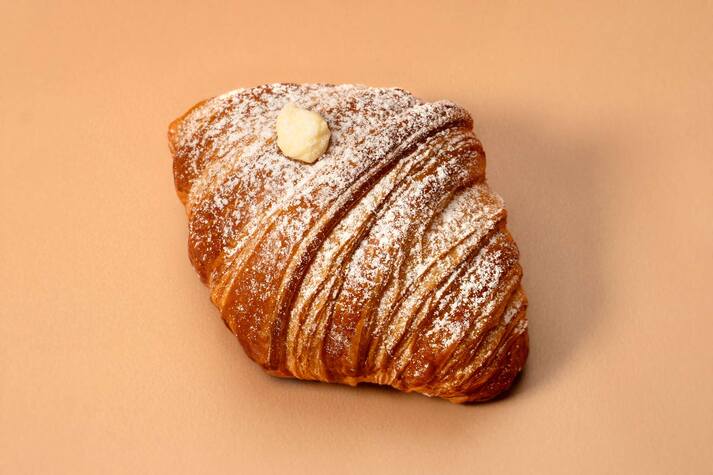 Круассан с заварным кремом