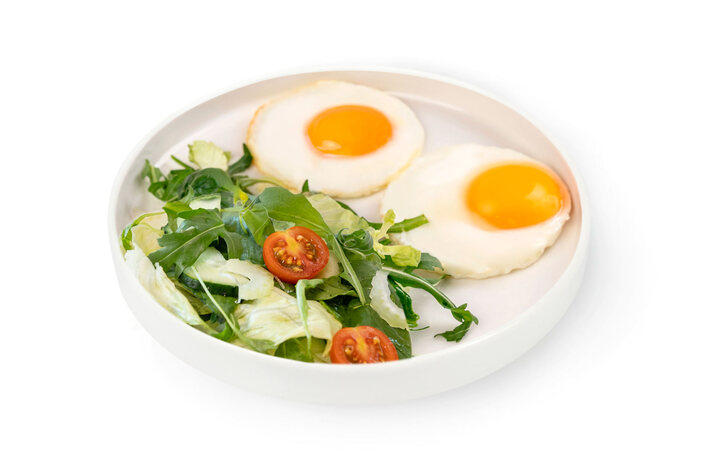 Яичница-глазунья с микс-салатом