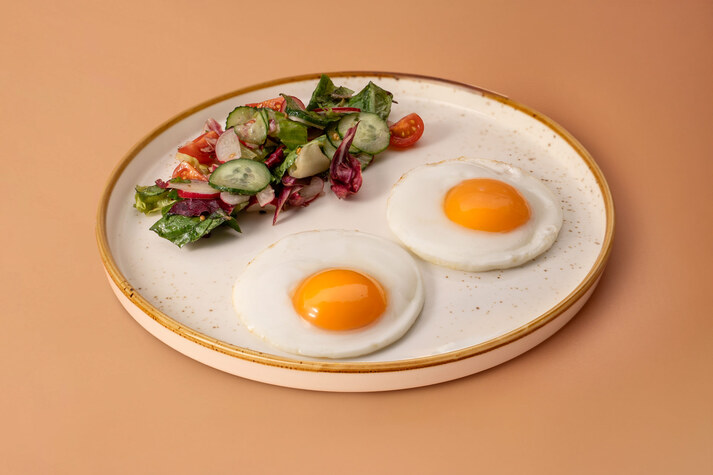 Яичница-глазунья с микс-салатом
