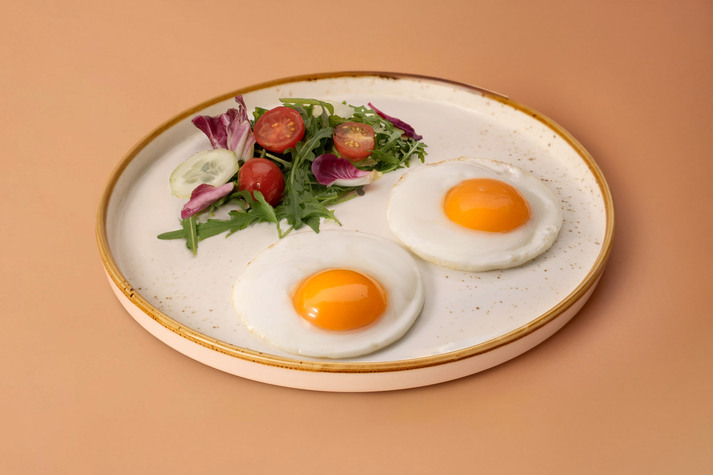 Яичница-глазунья с микс-салатом