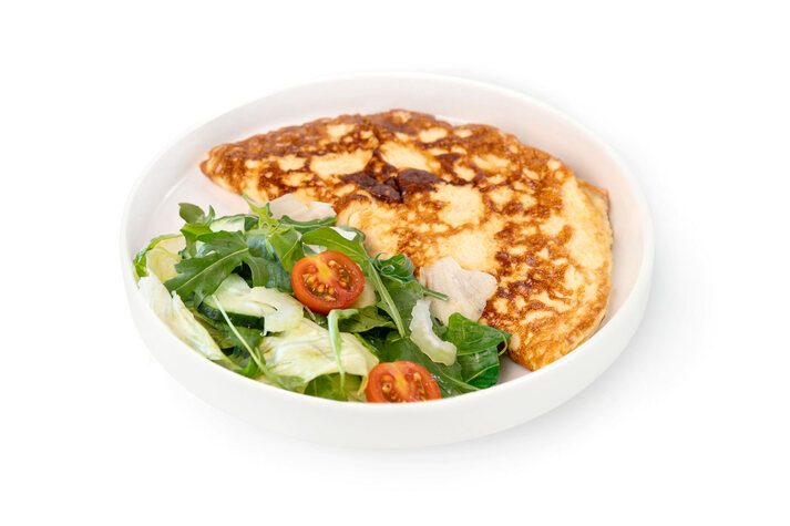 Омлет с сыром и микс-салатом