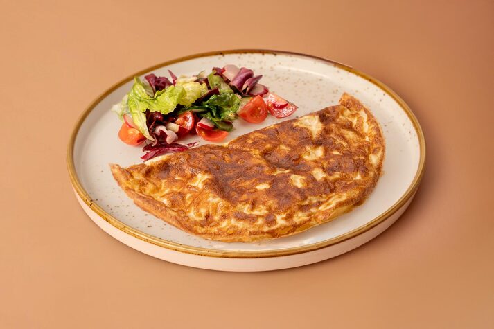 Омлет с сыром и микс-салатом