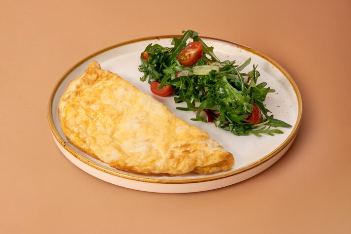 Омлет с сыром и микс-салатом