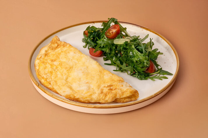 Омлет с сыром и микс-салатом