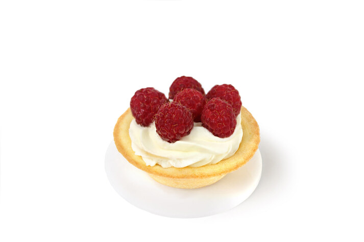 Пирожное песочное мини-корзинка с малиной