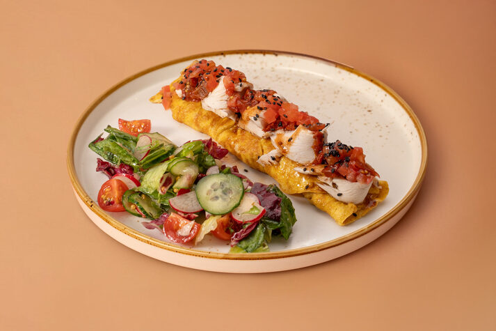 Омлет с курицей су-вид и томатами