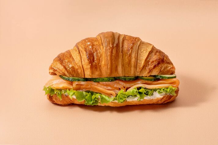 Круассан с лососем