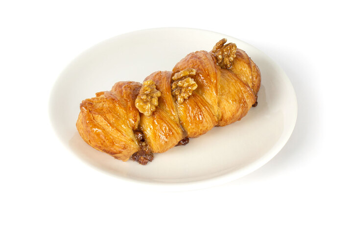 Дениш с кленовым сиропом и орехами