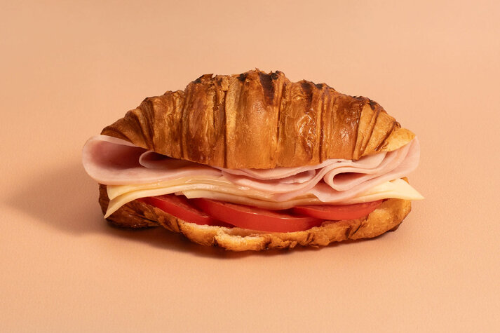 Круассан с ветчиной и сыром на гриле