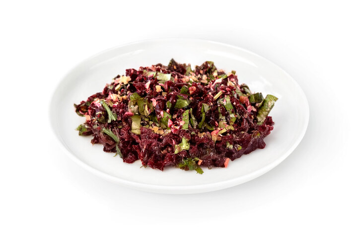 Салат из печеной свеклы с щавелем и орехами