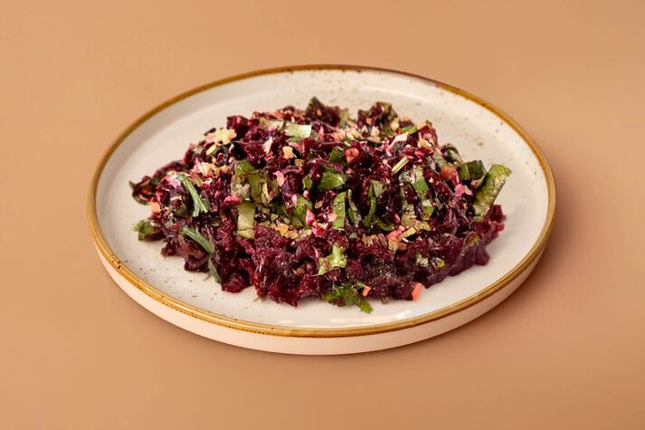 Салат из печеной свеклы с щавелем и орехами