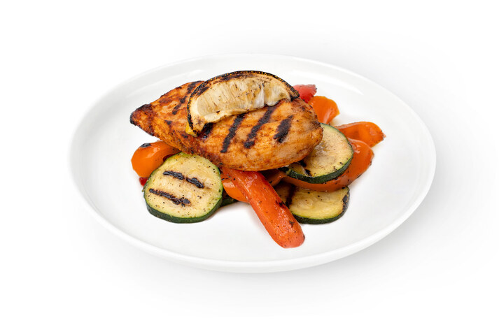 Куриные грудки с овощами
