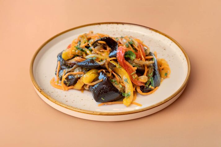 Салат из печеных баклажан