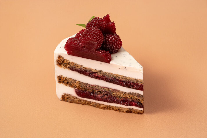 Торт Маковый с ягодой порция