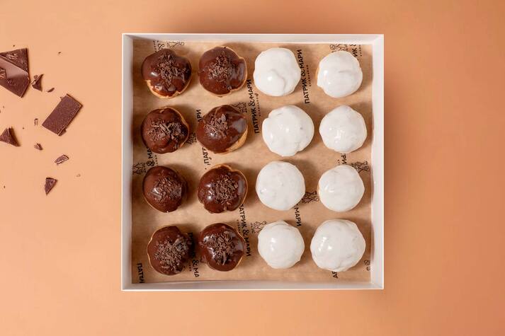 Сет из профитролей шоколад-ваниль