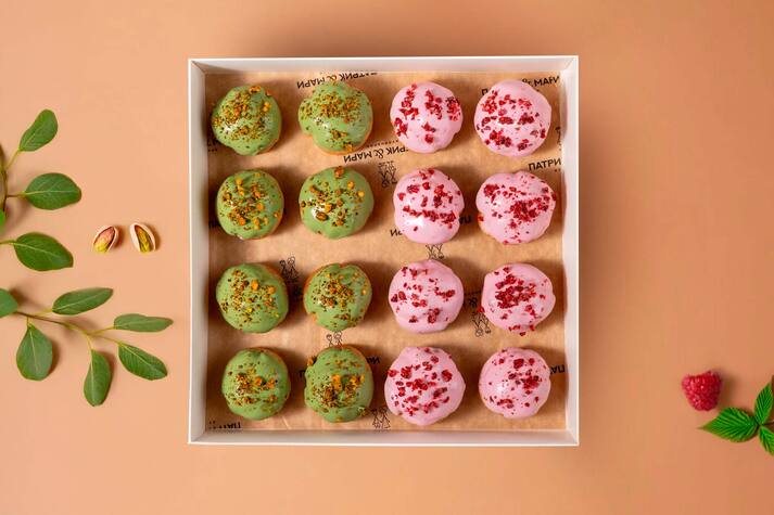 Сет из профитролей фисташка-малина