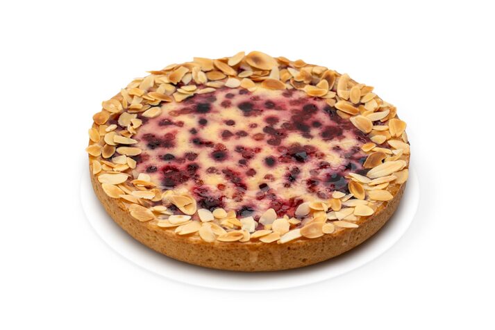 Киш из песочного теста со смородиной и брусникой