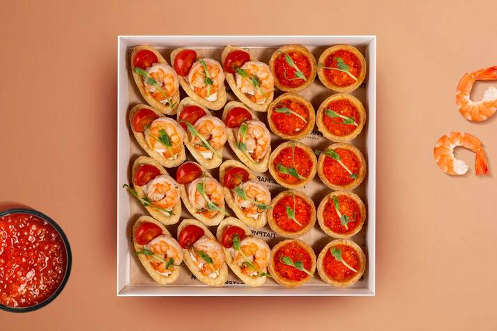 Сет из тарталеток с икрой и с креветками