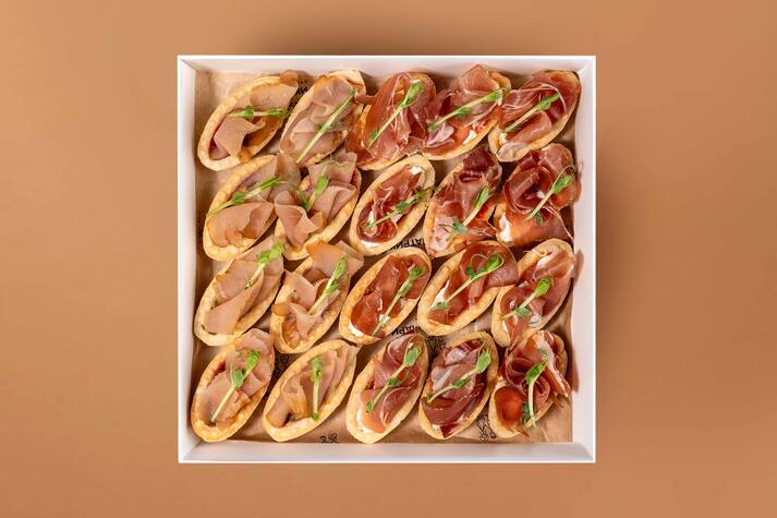 Сет из тарталеток c индейкой и с прошутто