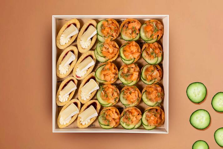 Сет из тарталеток с лососем и с сыром бри