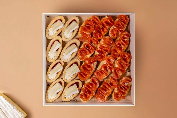 Сет из тарталеток с чоризо и с сыром бри