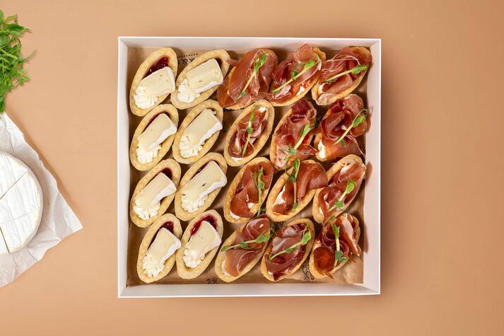 Сет из тарталеток с прошутто и с сыром бри