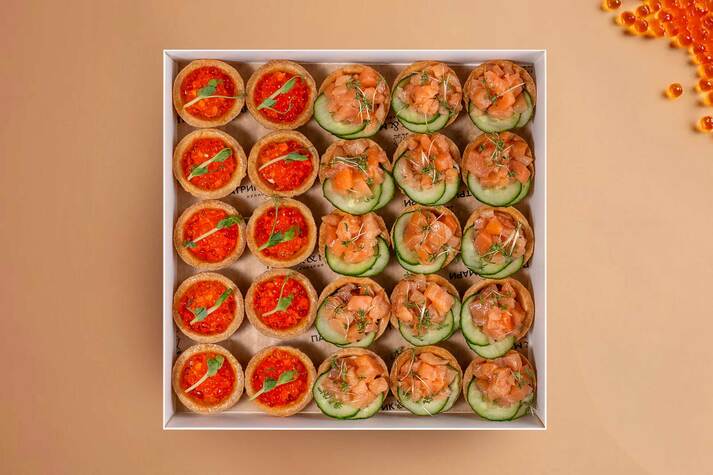 Сет из тарталеток с икрой и с лососем