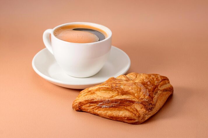 Комбо Американо-Пирожок с сыром и кинзой