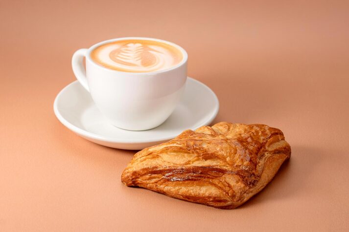 Комбо Капучино-Пирожок с сыром и кинзой