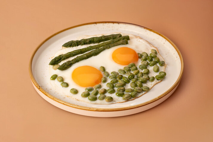 Глазунья со спаржей и бобами эдамаме