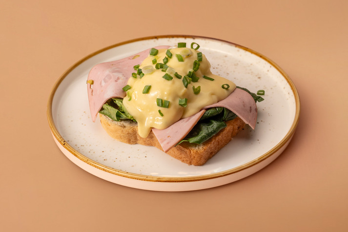Тост Бриошь с мортаделлой и яйцом пашот
