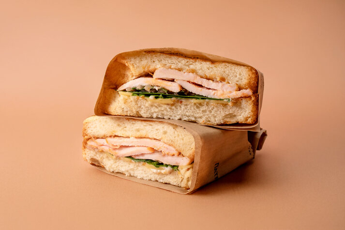 Сэндвич Бриошь с маасдамом и копченой курицей