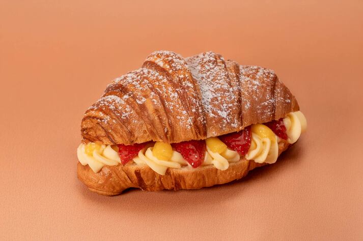 Круассан с клубникой и манго